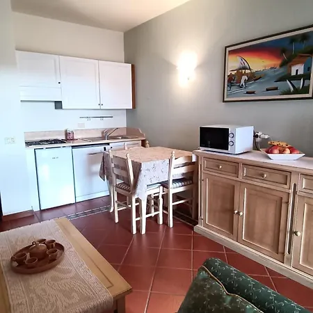 Localita Cala Del Faro. Affitto Bilocale Con Portico E Giardino. アパート ポルト・チェルボ
