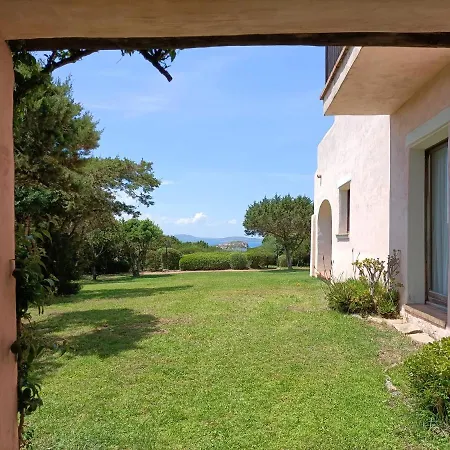 Localita Cala Del Faro. Affitto Bilocale Con Portico E Giardino.